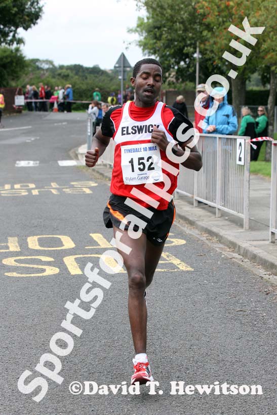Tadele Geremew (Elswick) winning the Tynedale Jelly 10 mile Road Race. Photo: David T. Hewitson/Sports for All Pics